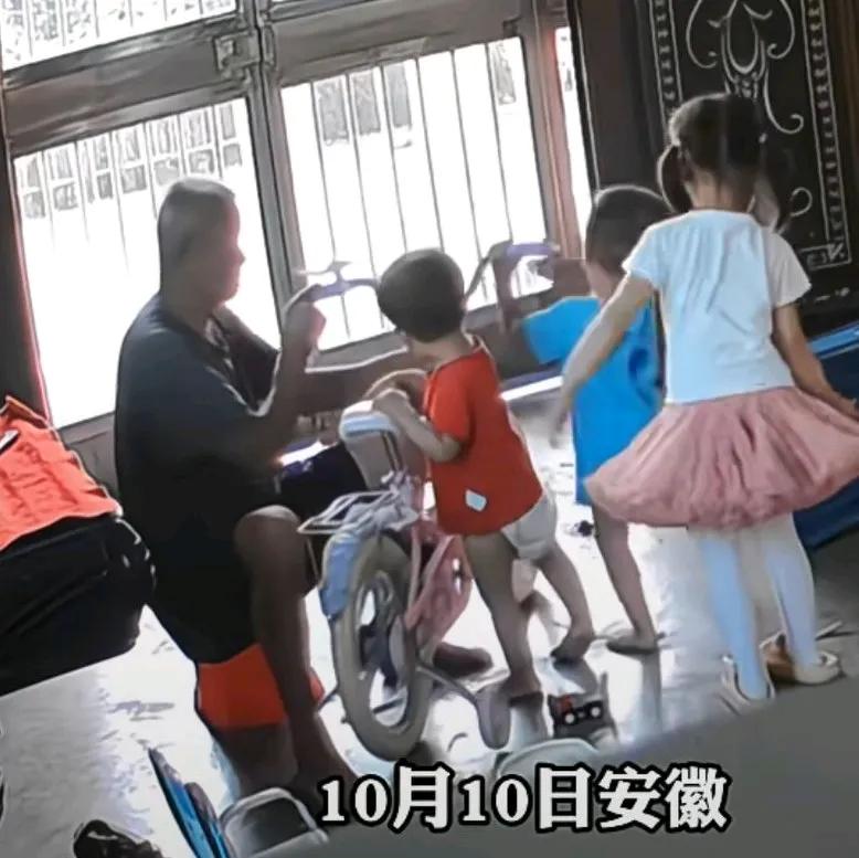 孩子被妯娌的女儿欺负，北打屁股后又被推倒，男孩妈妈说我买的玩具，女孩随便玩，