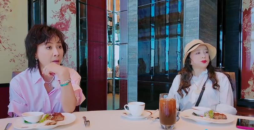 不服不行，刘晓庆的情商真的很高！她把繁花团的每个姐姐都夸一遍，何赛飞的暴脾气到她