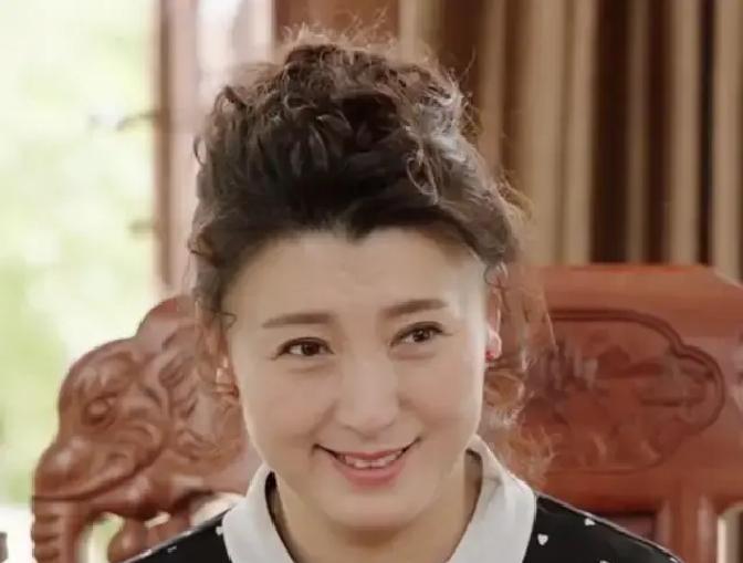 好的，请看：姜昆合影灿烂，郭德纲模糊假笑？闫学晶这波操作，信息量太大了。她