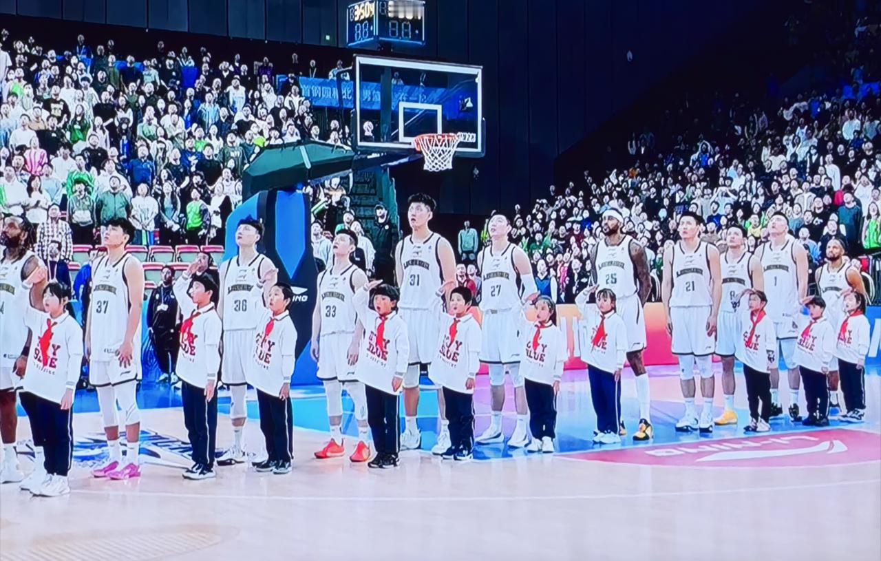 辽篮末节一上鄢守琪，我一看就完了，为什么不用姜宇星呢？本来第三节结束63:62还