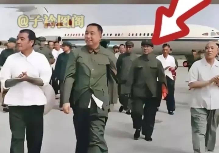1976年，一张华国锋与陈永贵等领导人在飞机场的照片。画面里，华国锋脚穿布鞋面