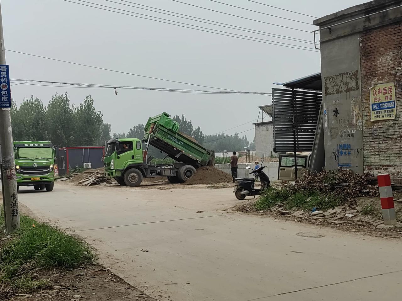农村盖房用土都快用不起了。现在农村盖房都是买土。图中拉土的大翻斗车，一车拉十