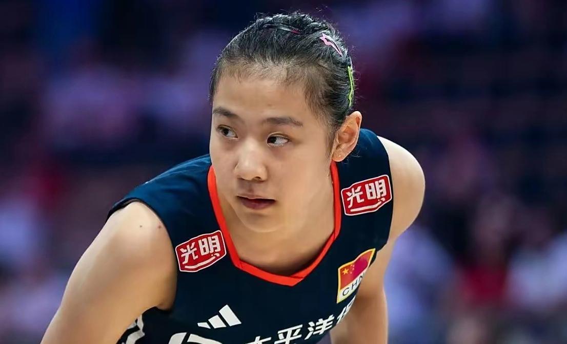 U21世锦赛，中国女排12人大名单出炉1，王奥芊（身穿21号球衣）司职副攻