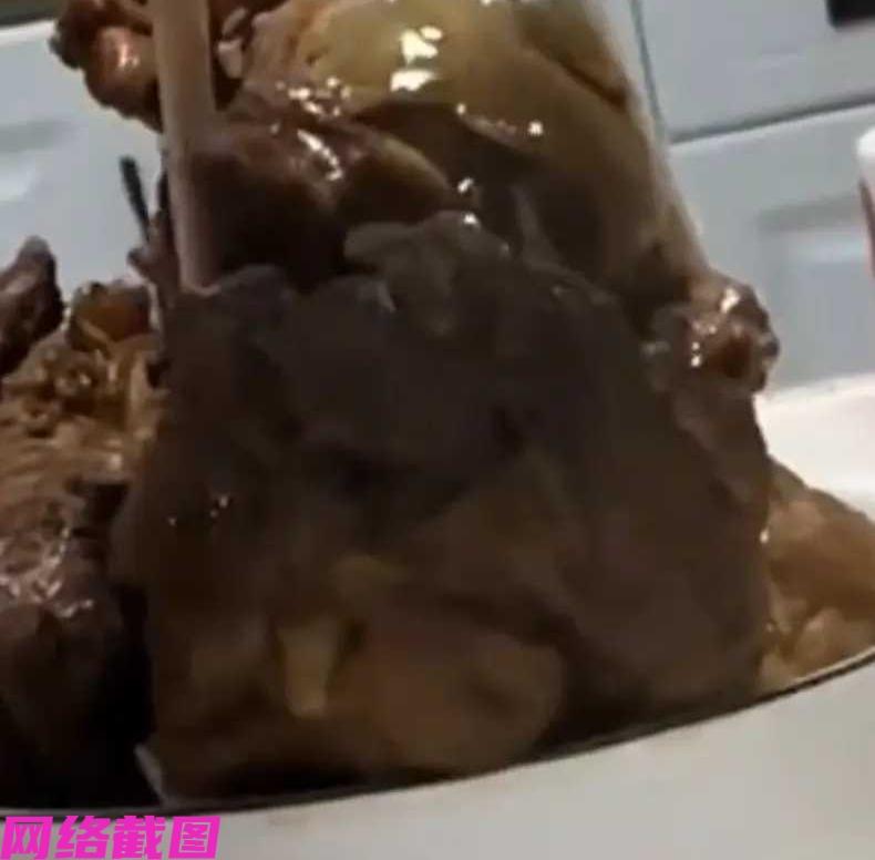 某位妈妈看到自己儿子的同学，在每个星期天都会来自己家里做客，妈妈也是准备了零食，