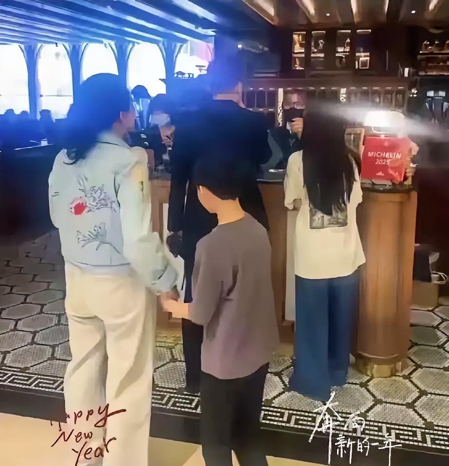 汪小菲当年骂大S不让孩子回北京。现在大S走了两年，孩子还在台北。他两周飞一次