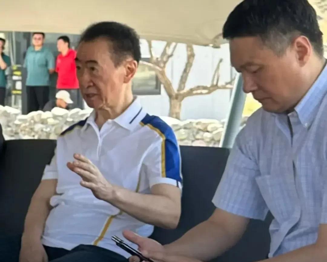 不敢相信，王健林70多岁的人了，人比之前瘦了不少，看起来又老又瘦，现在还