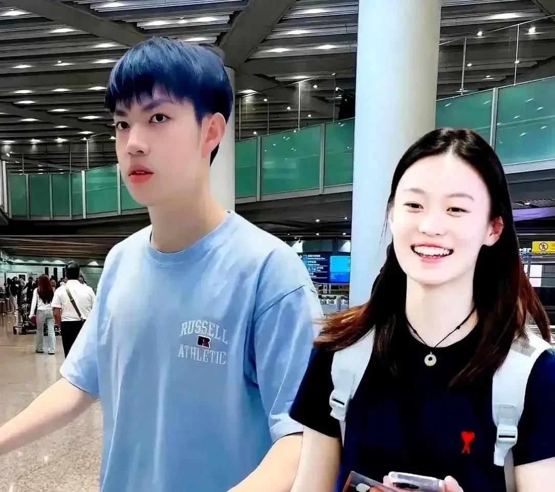 黄友政与韩菲儿的恋情已经多次被媒体报道。黄友政从外表看是一个腼腆内向的大男孩，接