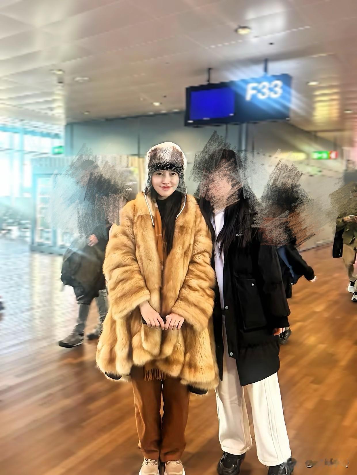 金莎的衣品还是暴露年纪了，大貂毛穿得太有妈感了。