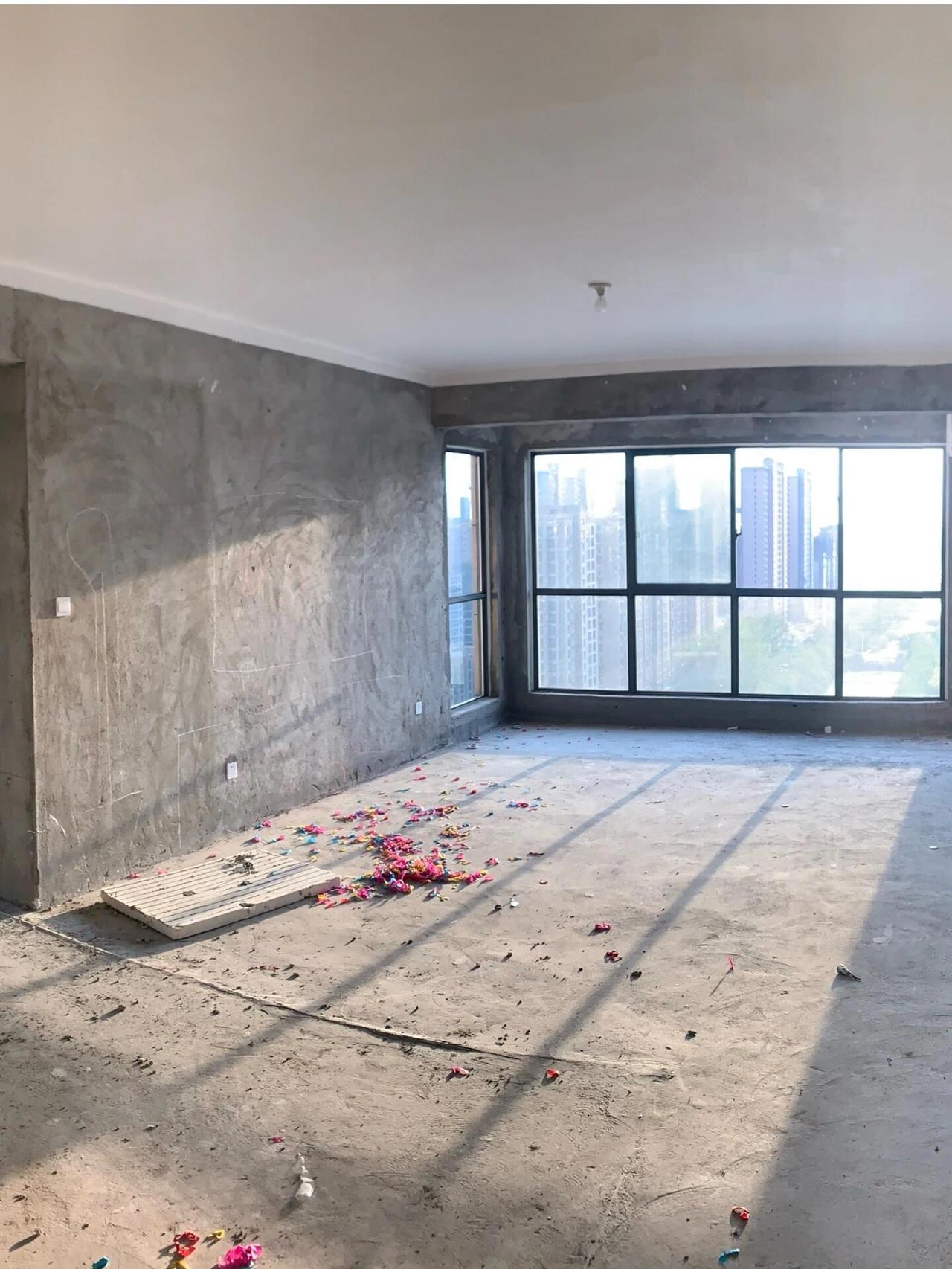 交房丑，关我装修什么事啊！河南一女子晒出自己的家，143m²西边户，当初看房时，