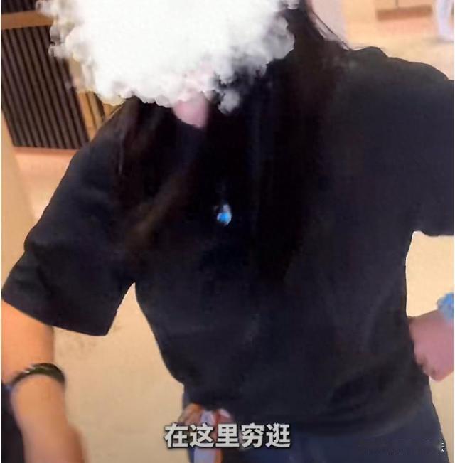 深圳，一女子进入一家高档商场，话说消费的话，也得逛一逛、挑一挑吧，没想到商场内的