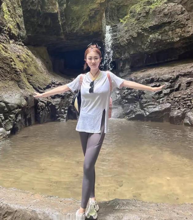 “程梦圆两哥哥亲自抬妹妹下山看哭全网。”车辆到不了、无人机吊不了，两个亲哥哥把妹
