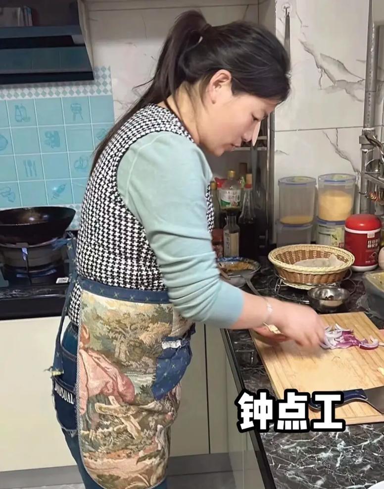 表扬一下我家的钟点工！52岁，在我家从11:00-13:00，每天2个小时，就