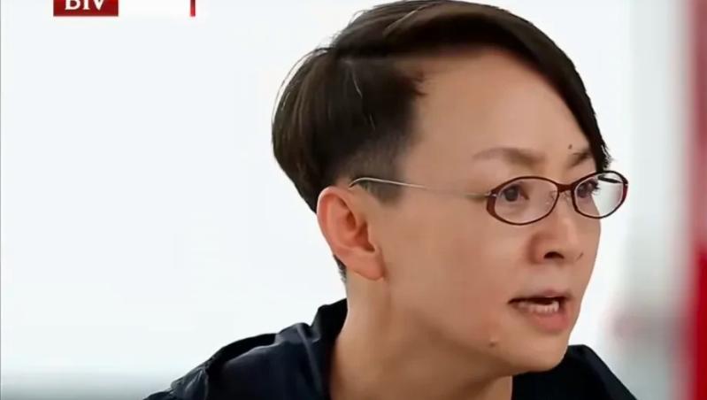 演员宋丹丹说：“在北京人艺学员班的时候，我曾伤害过我的同学，至今都在后悔，我们班