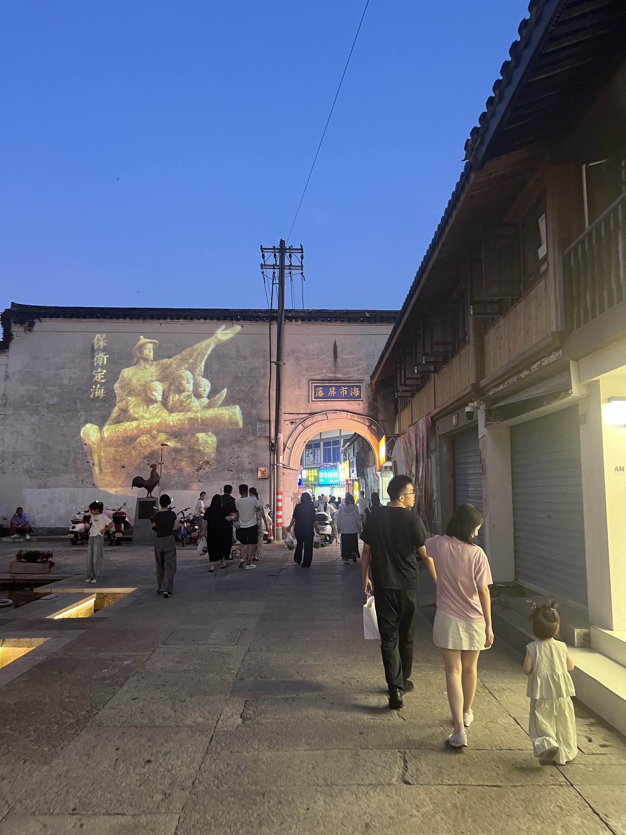 原本以为定海古城就像很多去的古城镇一样，是个商业气息浓厚的一条街，只有外地游客来