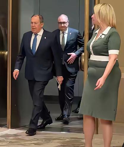 扎哈罗娃这两年，腰围看得见的横向发展，这就是俄罗斯的定律，女子一旦结婚，原来的苗