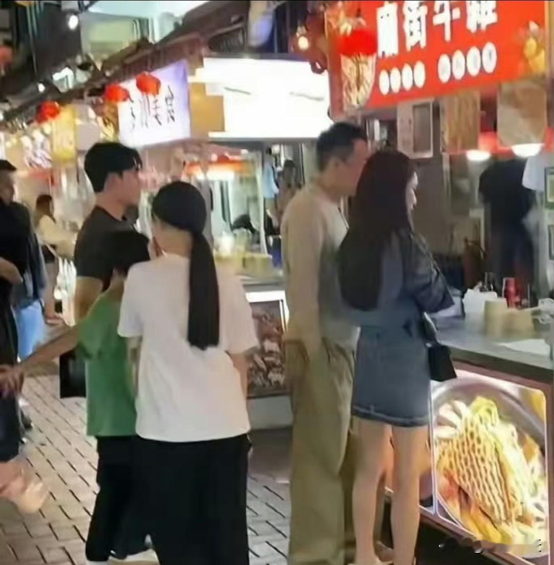 大S的女儿太像妈妈了……发际线，后脑勺，举手投足，连走路的姿态都像，活脱脱一个年