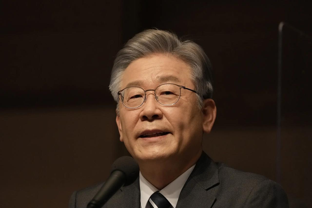 李在明刚在纽约劝美国给朝鲜松松绑，泽连斯基就在同一座城市替他把平壤得罪了。前脚首