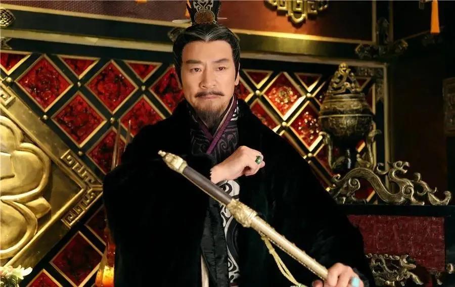 汉宣帝刘询坐在龙椅上，面无表情地听着大臣们汇报霍家的最新动向，这个曾经救过他命的