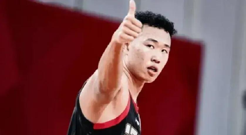 29分背后，他差点被雪藏那夜打辽宁，深圳落后一整场。最后40秒，贺希宁连拿