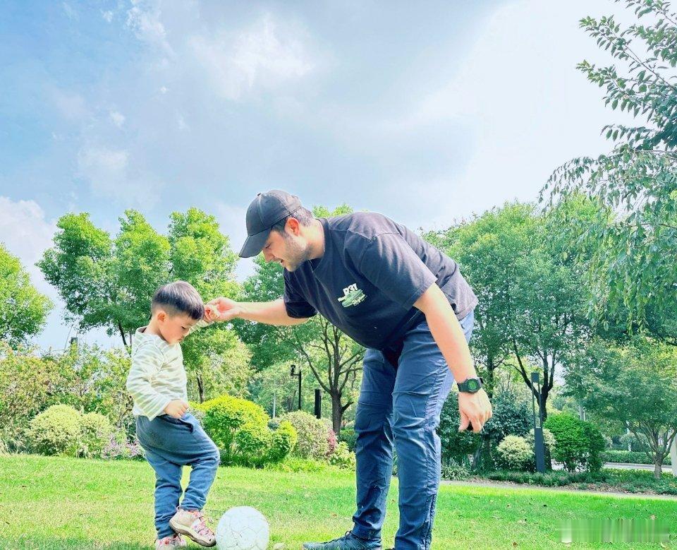孩子的内驱力来源这10个关键因素。1.自主感——孩子能自己选择、掌控事情时，更