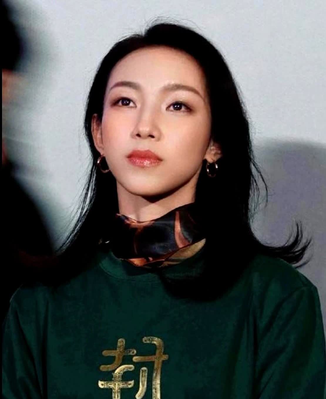难道没有人好奇吗？当年上戏有25个蒙古定向委培的名额，如果那尔那茜只有1