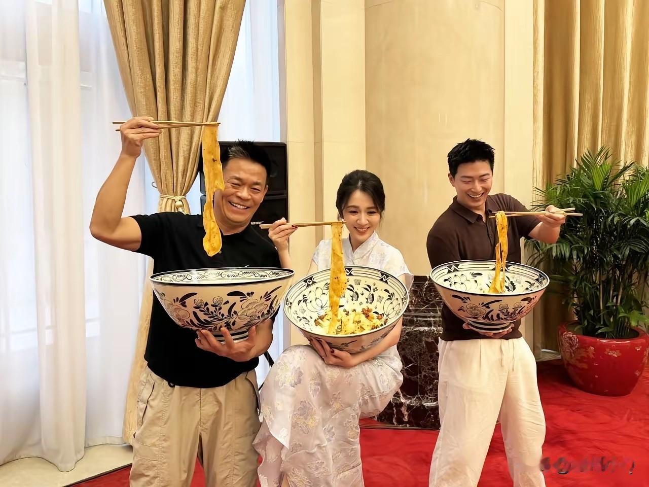 孙浩、窦骁和王晓晨吃超大碗油泼面，我这才想起来窦骁虽然是加拿大籍，但他也是土生土