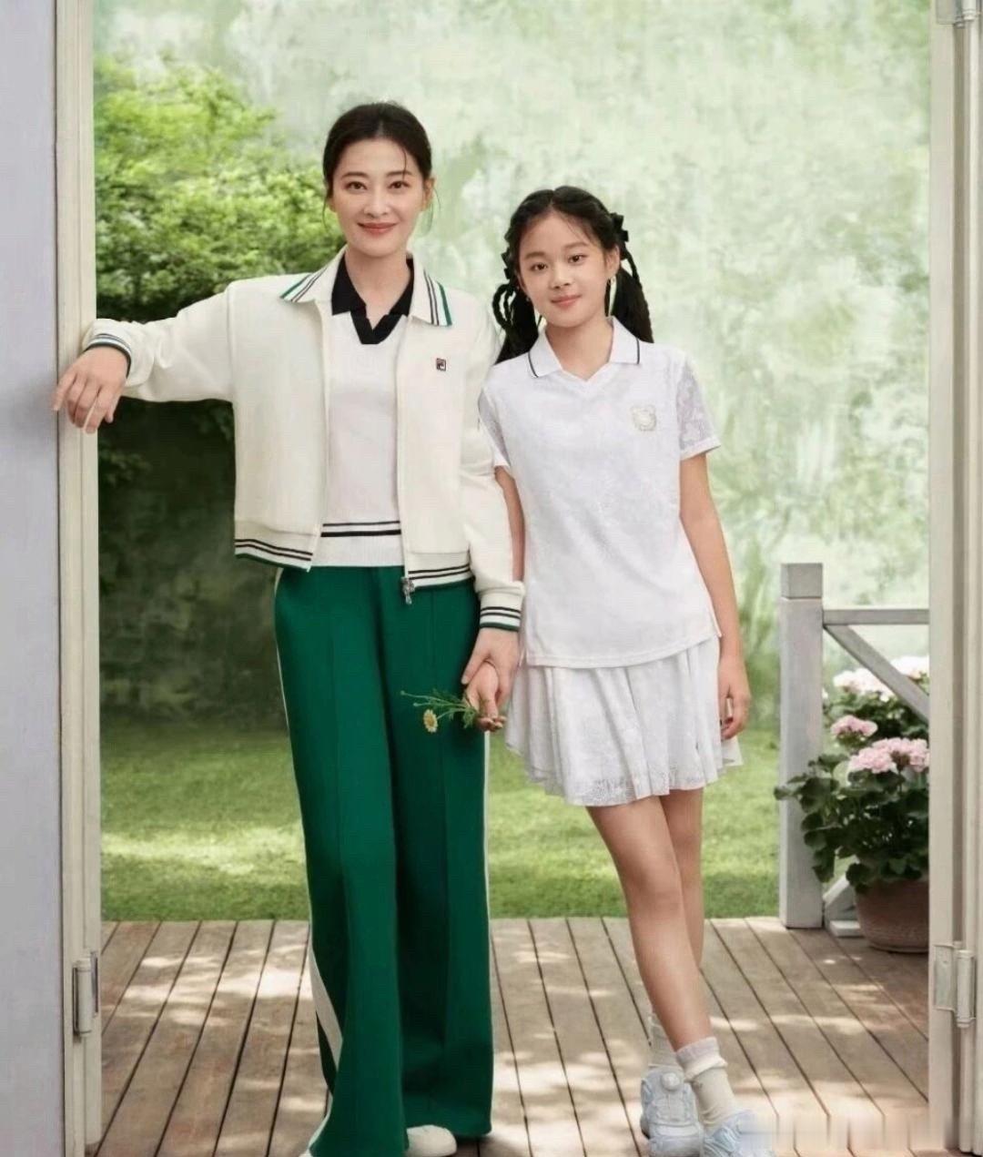 梅婷和女儿，母女俩你就像复刻，太像了