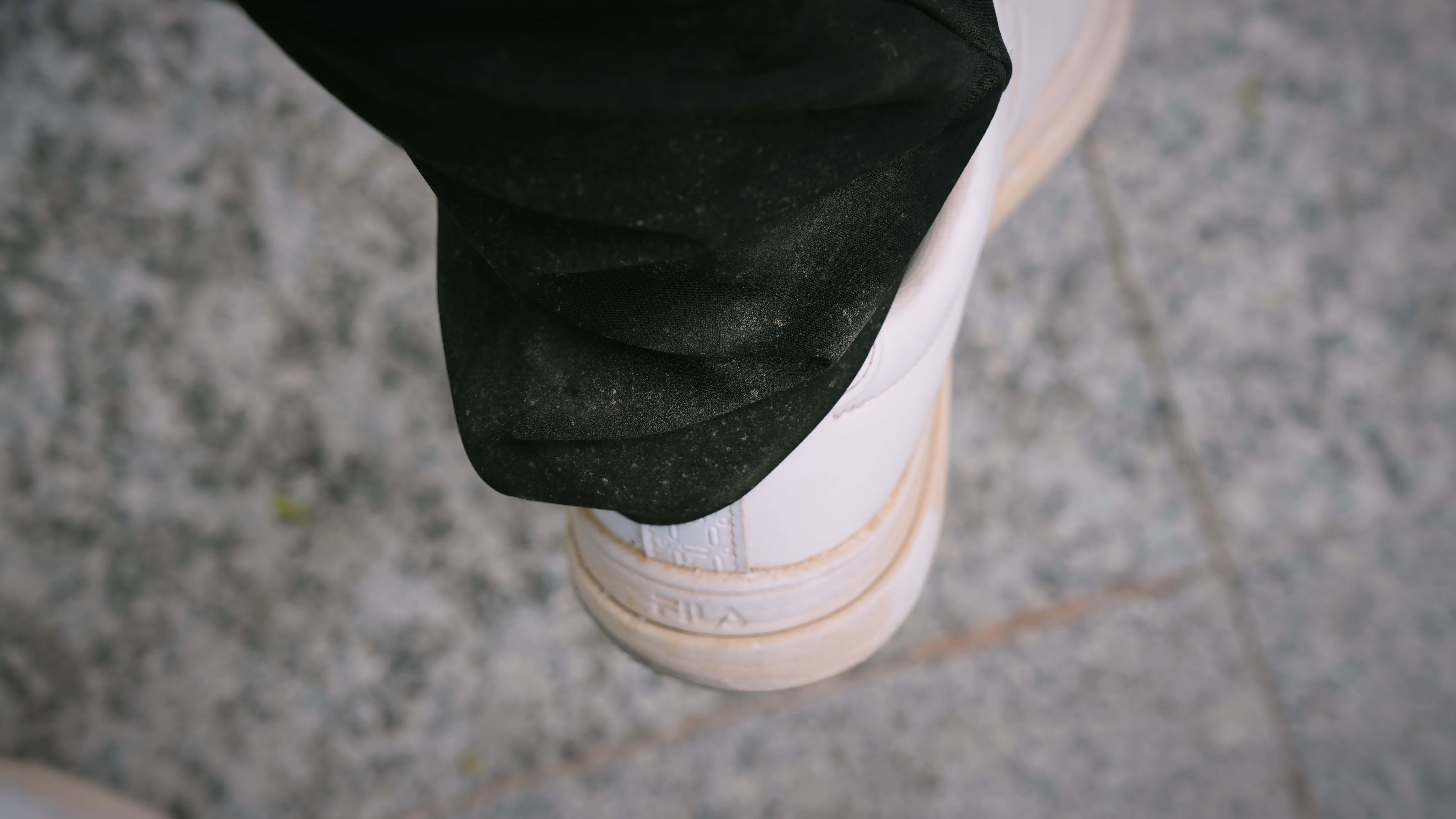 累了，今天真的累了，小白鞋变小黄鞋，衣服也跟从工地出来差不多