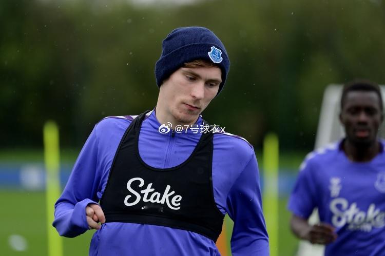 英媒talkSPORT报道，曼联、诺丁汉森林、阿斯顿维拉等多队关注詹姆斯·加纳，