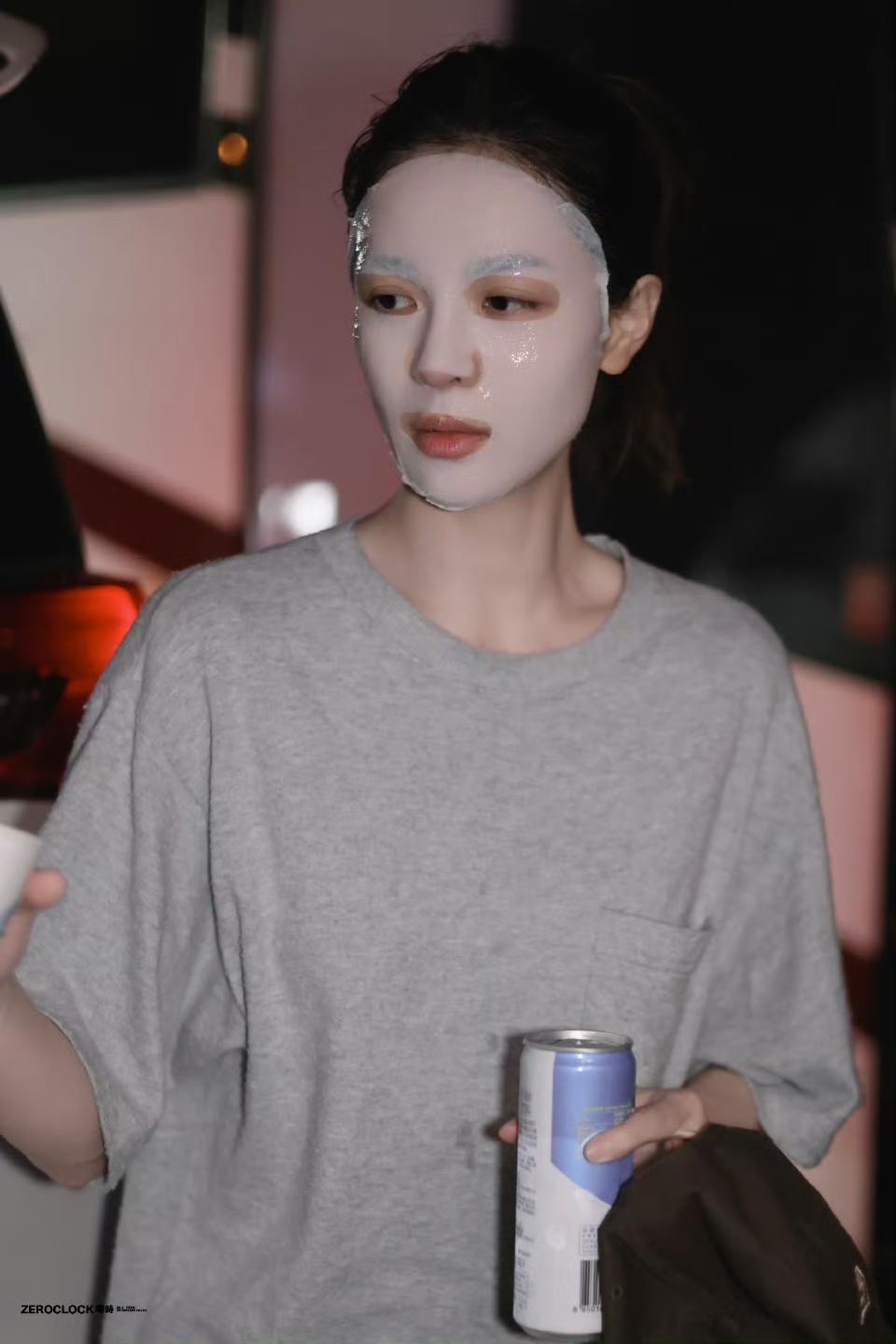 钟楚曦半夜拍戏，敷面膜下班，辛苦了！