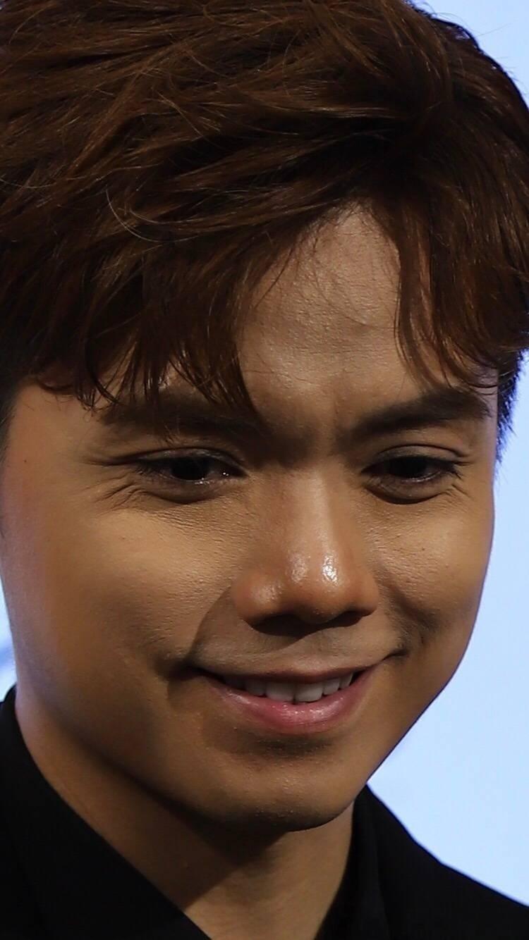 图一，是45岁张敬轩的真实模样。剩下几张图片，是他浓妆艳抹涂脂抹粉的模样。大部分