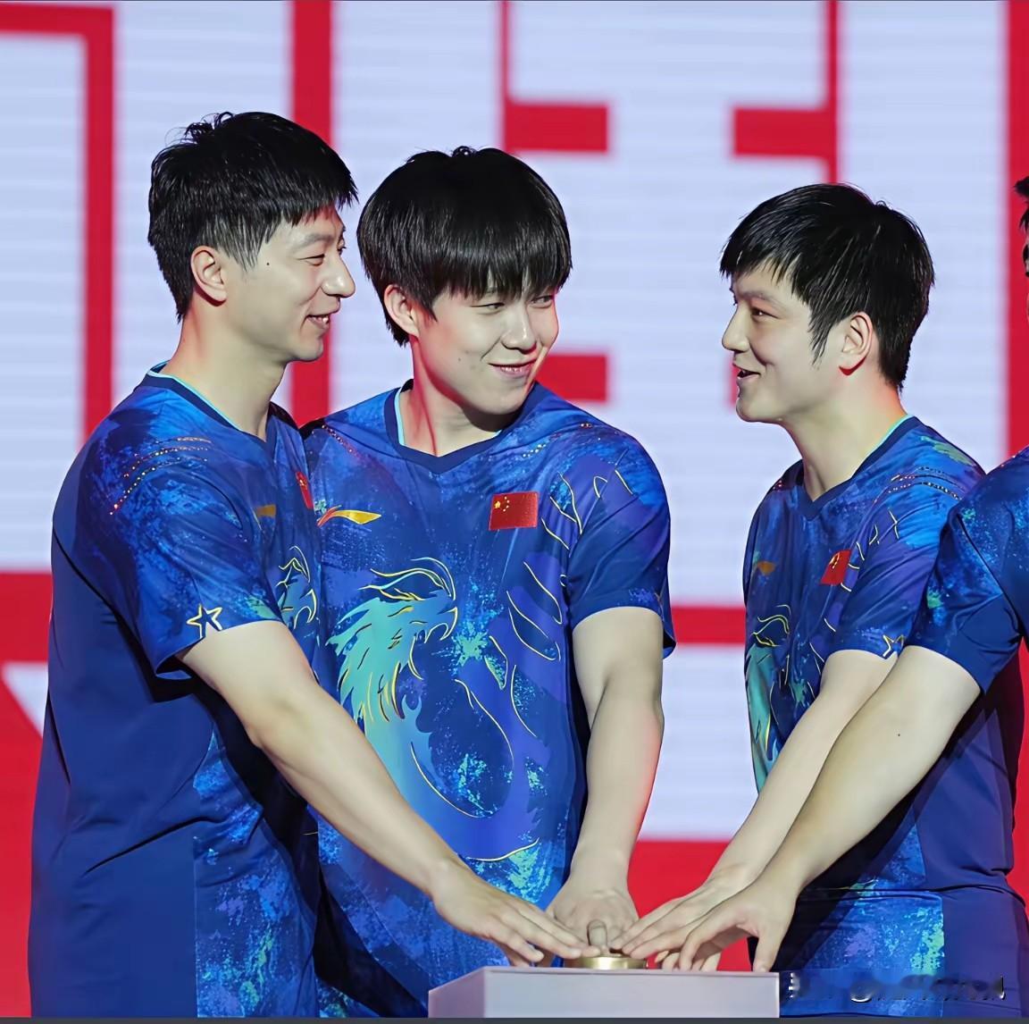 赞马龙许昕，也挺樊振东。我承认，马龙和许昕驰援国乒世乒赛集训地