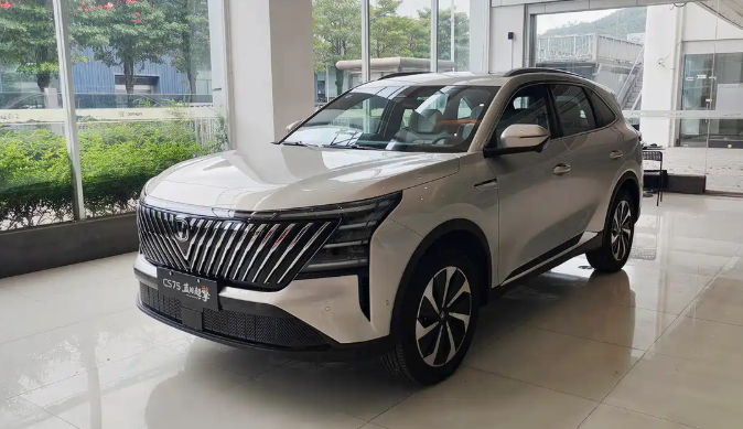 长安第四代CS75PLUS蓝鲸超擎版到店实拍配三联屏搭载1.5T混动目前，长安