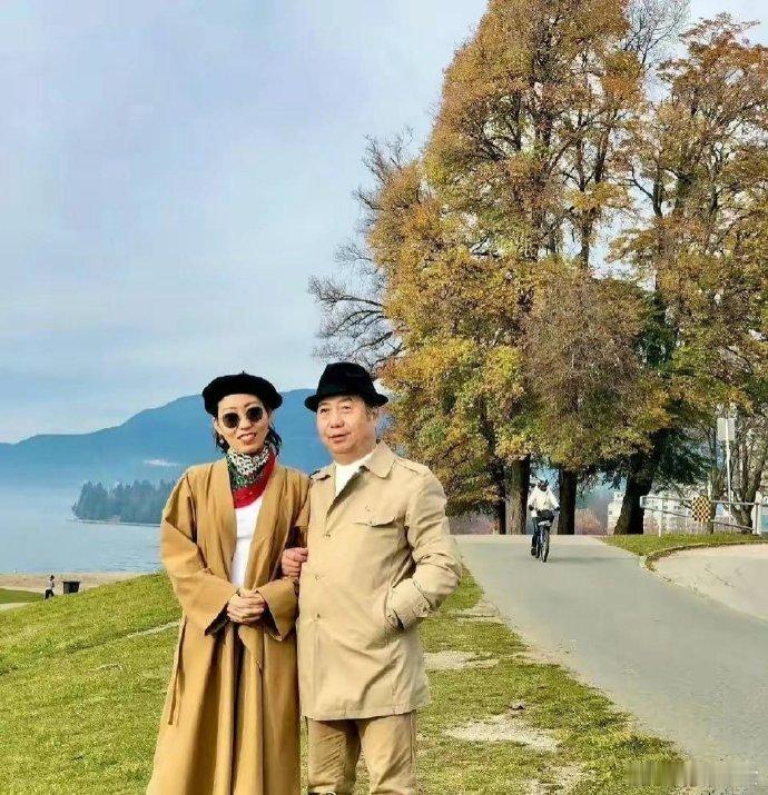 这两人在加拿大潇洒快活，只留她妈在国内蹲大牢。​​​​