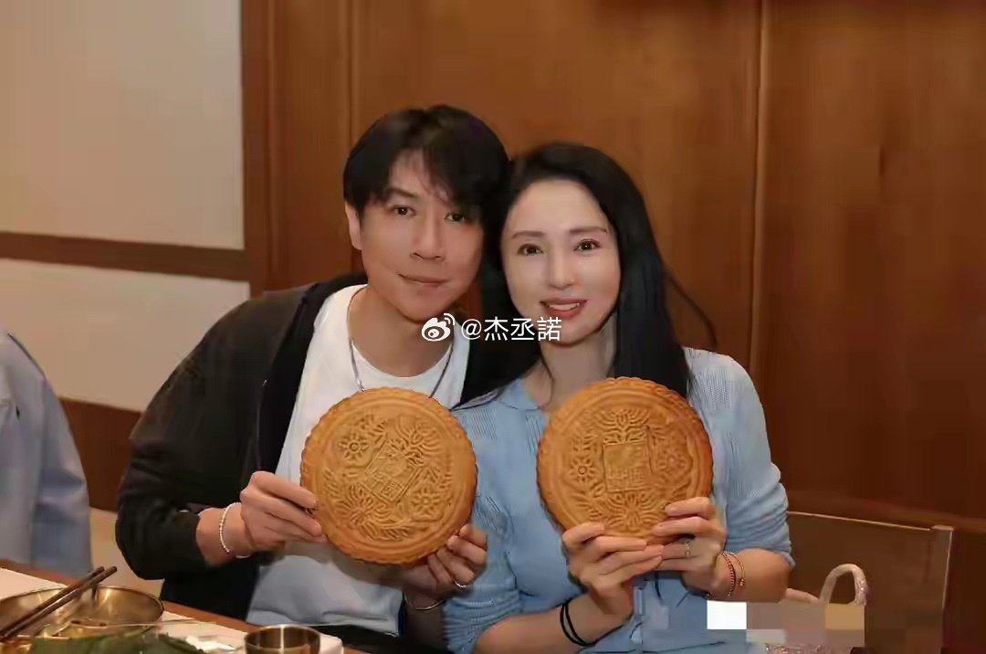 董璇张维伊合照，男的比董璇小九岁，说实话真没看出来是姐弟恋，感觉像同龄人​