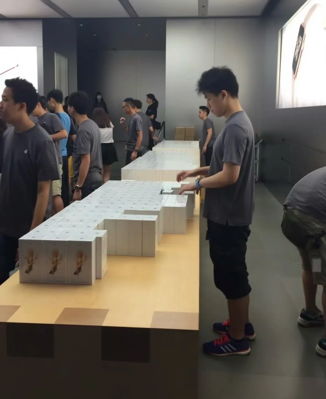 以前AppleStore，iPhone都放在货架和桌子上记得以前新机发售去香港取机，AppleSto