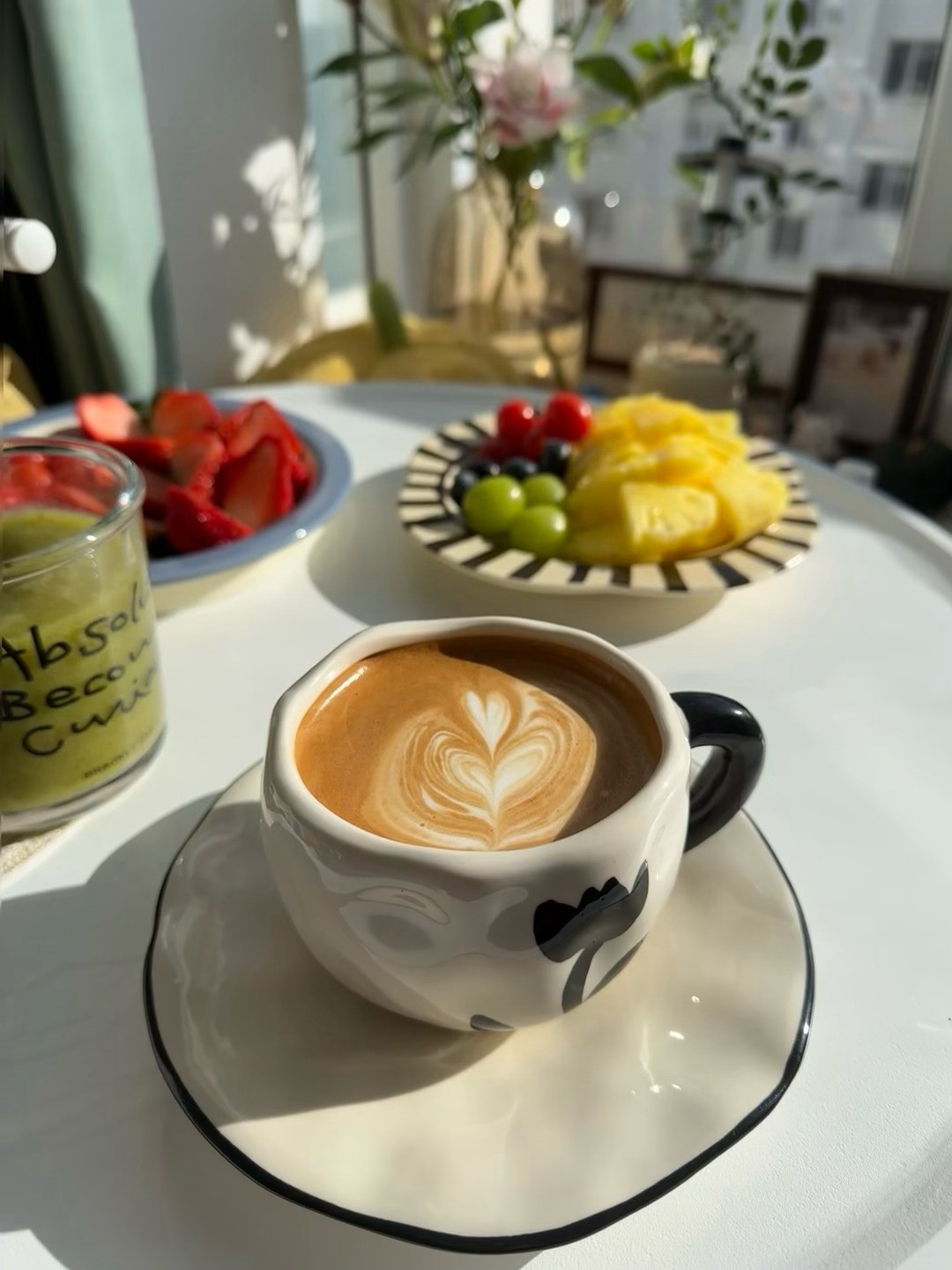 下午茶☕️只想晒着太阳安静的来份下午茶它俩却拼命在这比嘴大