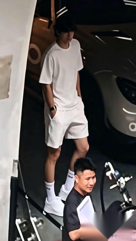 这事有意思了。粉丝敢把951焊死在王一博身上，不就是赌他常年不在内娱混，别人够不