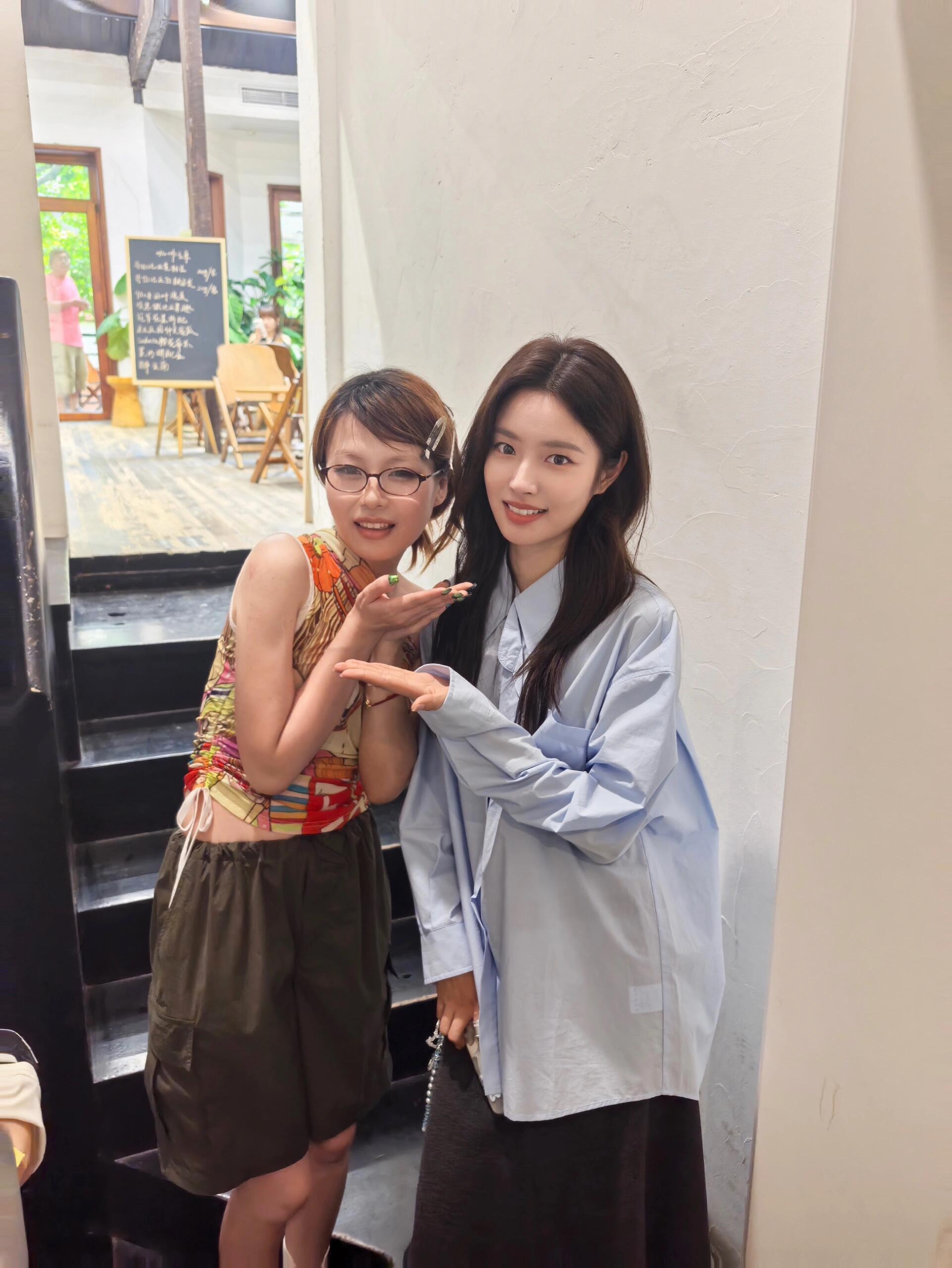 网友公开与徐若晗的合照，捧脸照展现出彼此间的熟稔，简单的画面传递出轻松自在的相处