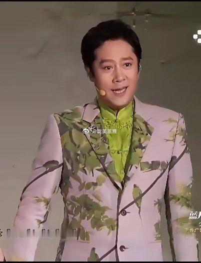 绿色内衣，花色西装，这位“大姐”真俊！
