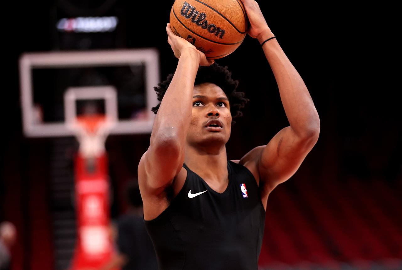 目前看，阿门汤普森完全是练不出来三分投射能力了，未来的定位就是一个顶级防守人！