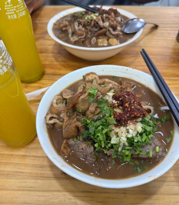 开完会，和助理小叶来简单吃点卤煮，每次来北京不论多赶，都要来吃上一碗卤煮，兄弟们