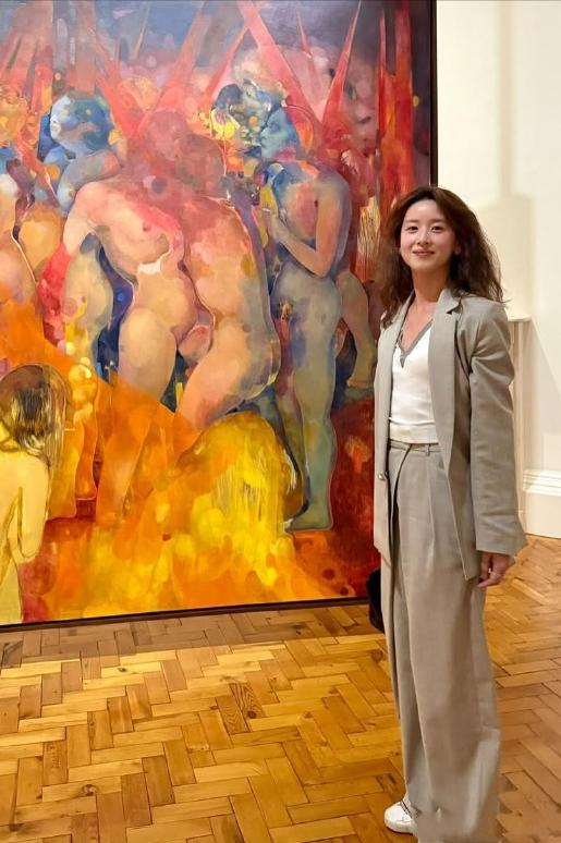 2025年10月15日，章泽天打卡2025伦敦艺术展，两身新造型气质超绝从曝光