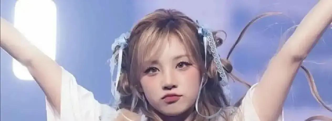 凌晨五点收工，宋雨琦没急着走，蹲路边问粉丝“三分糖去冰行不行”，转头让助理去找早