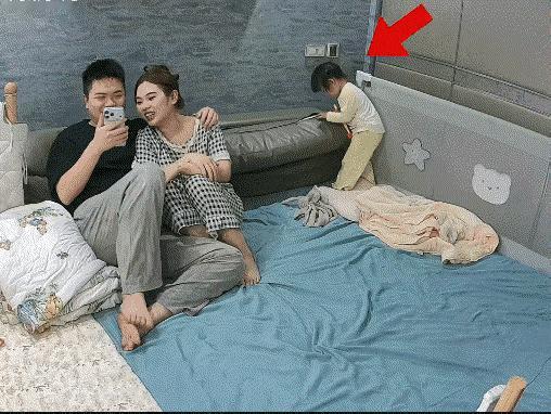 “漏风”的小棉袄。女儿无意间发现了爸爸的私房钱，交给了妈妈，秘密当场戳穿，爸爸