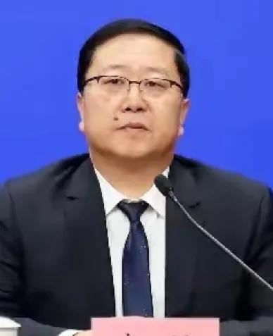天津医保，又一个蛀虫！天津医保局副局长李健被查了。据说，他分管医药服务管理处