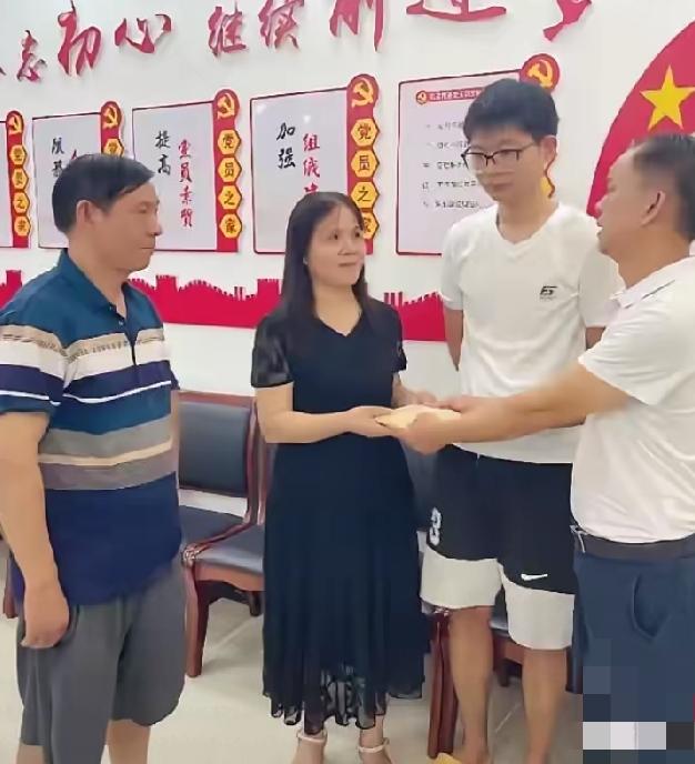 金泰米业奖励2万元，罗永浩奖励10万元，棋牌店老板娘的行为是见义勇为吗？老