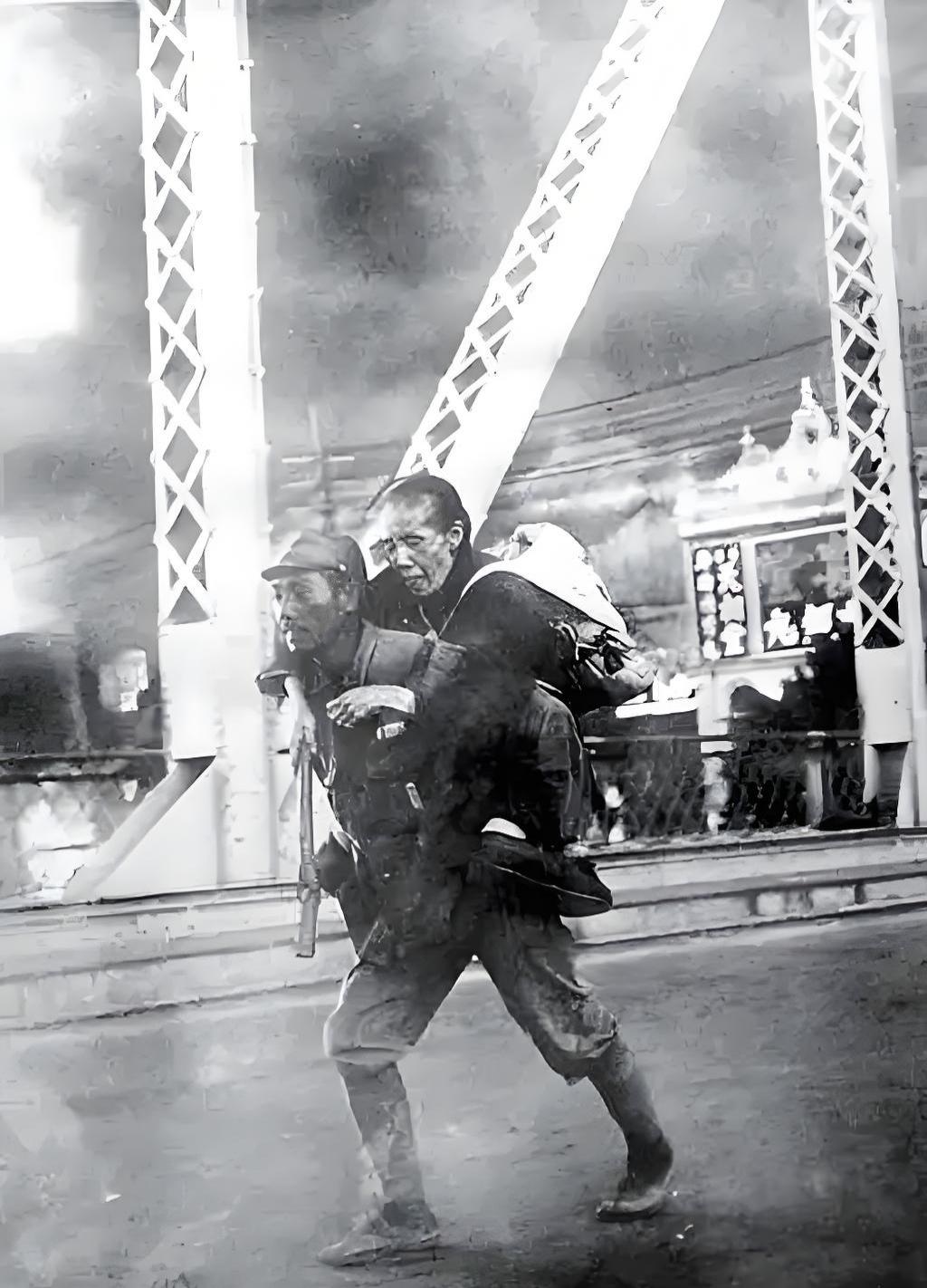 照片中一个日本兵背着从战火中救出来的老人，这一幕发生在1937年12月的南京，而