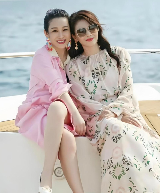 2009年，刘涛的富商老公破产，负债4个亿。刘涛求助闺蜜秦海璐：“你能帮帮我吗？