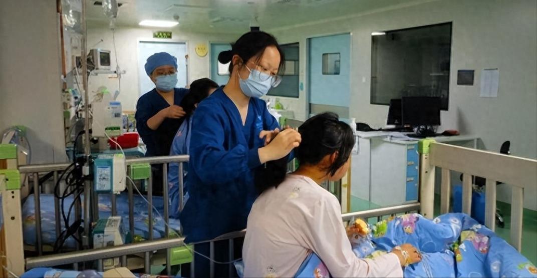 “悲剧还是发生了！”近日，湖南，两名女孩因好奇，舔尝了下学校里色彩艳丽的蘑菇，结